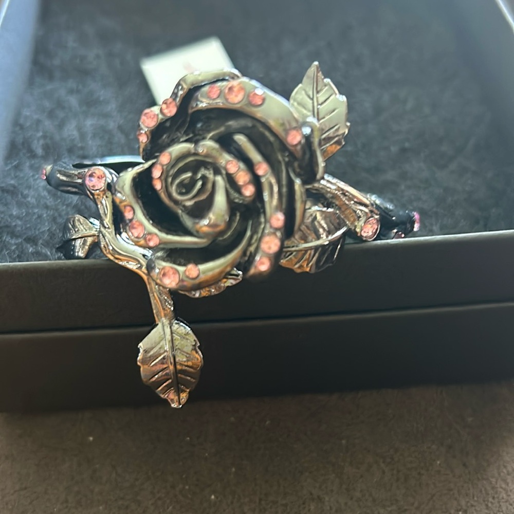 Betsey Johnson Rose Bracelet with Pink Stones. l🌹🌹